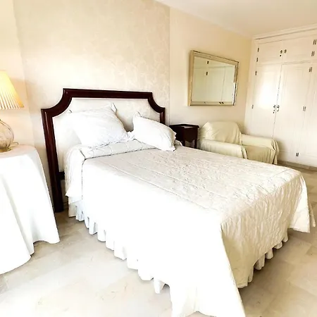 Pm 1-7a. Spacious Two Bedroom In Centre. Appartement