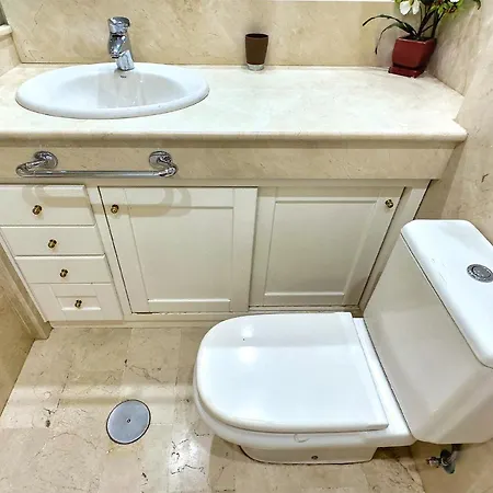 Pm 1-7a. Spacious Two Bedroom In Centre. Apartmán