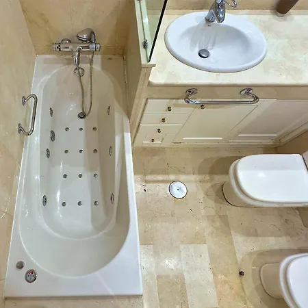 Pm 1-7a. Spacious Two Bedroom In Centre. Apartmán *